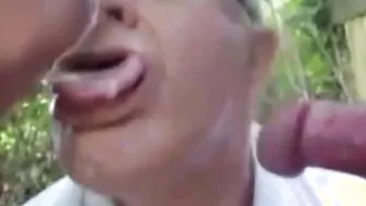 Papai amador dá um boquete em um jovem em público