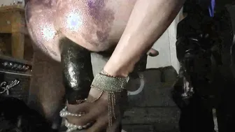 Solo chico blanco juega con su culo apretado soñando con una gangba...