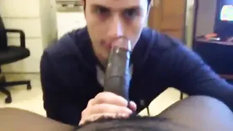 Amateur twink बड़े काले लंड को चूसता और निगलता है