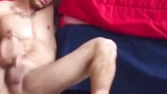 Jock amateur musculoso se masturba fantaseando con un daddy dom