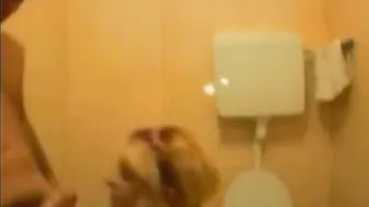 Joven travesti chupa dos papis mayores en trío amateur