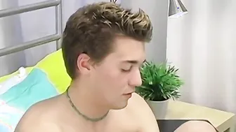 Twink devin becker brinca a bunda apertada com consolo grande e bat...