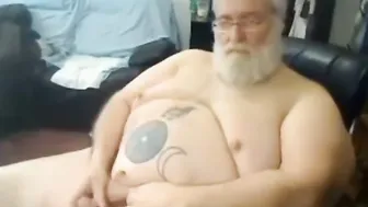Papá maduro tatuado se masturba y se corre en webcam