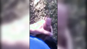 Tipo exhibicionista se exhibe y se masturba para un vagabundo al ai...