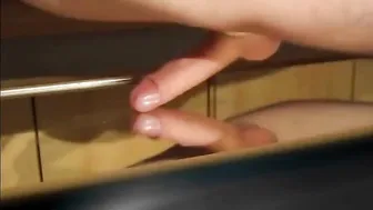 Jovencito se frota contra el espejo y dispara su carga