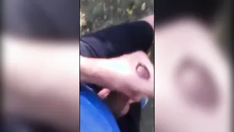 Tipo exhibicionista se saca la polla y se masturba al aire libre ce...
