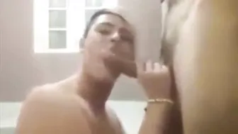 Crossdresser amador faz boquete em cena de casal gay hardcore