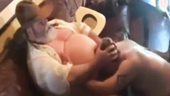 دب كاوبوي أكبر سنا يحصل على مص هواة من شاب أصغر
