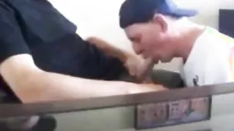 Twink se traga la leche de su amigo tras mamada y paja