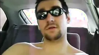Jeune efféminé excité et verbal se branle et jouit dans sa voiture