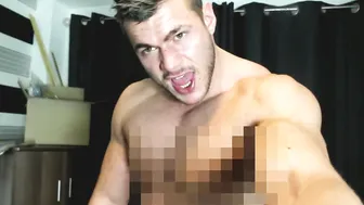 Homem musculoso se masturba sozinho com a rola dura