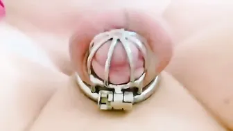 Crossdressing twink tem sissygasm anal em gaiola de castidade