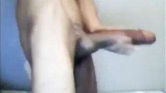 Joven twink se masturba su gran polla en show amateur en solitario ...