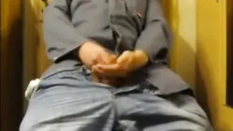 Papi se masturba la polla sin cortar en sesión amateur en solitario