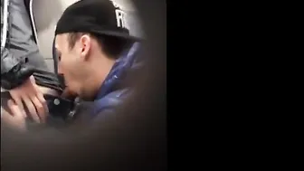 Twink amador boquete e punheta no banheiro