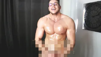 Homem musculoso provoca e esfrega seu pau duro