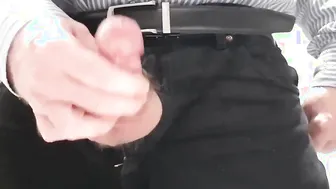 Papa avec une petite bite se branle au travail et gicle une grosse ...