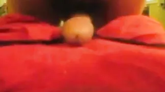 Twink flaco se frota contra toalla y dispara semen espeso