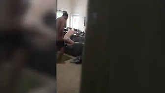 Twink amador espia colega de quarto hétero com vizinho casado