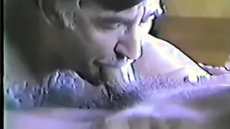 Papa mature donne une pipe amateur et reçoit une éjaculation faciale