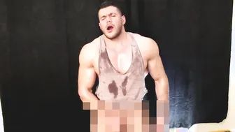 Musculoso aceitoso y sudoroso se masturba y se corre