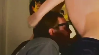 Twink amateur se folla la garganta y recibe una corrida facial