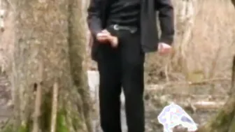 Papá maduro se masturba al aire libre en video amateur solitario