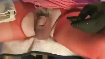 Crossdresser amador recebe infusão escrotal de 2,5 litros de soro f...