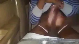 黒人女装子がゆっくりと手コキされて射精する