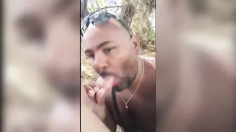 Oso da mamada al aire libre y traga