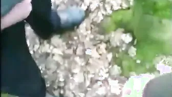 Un oso maduro busca una paja amateur al aire libre