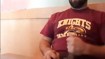 دب ملتحي يستمني في مقهى عام