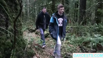 Jonathan e seu padrasto hunk fazem sexo anal bareback na floresta