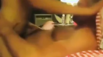 Papá musculoso folla a pelo a chico amateur más joven en escena ana...