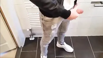 Chico amateur con polla grande se masturba y dispara una gran corri...