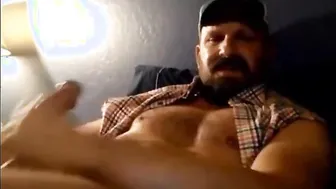 Papa ours barbu se branle et éjacule sur son propre visage