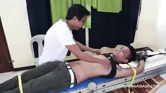 El twink asiático leonard atado y cosquilleado por ricky