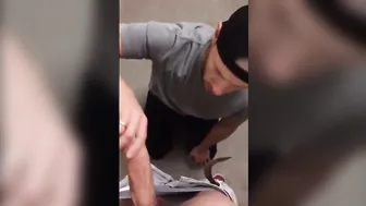 Hunk amateur hace una mamada profunda en la escalera