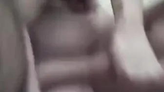 Papá musculoso amateur y pareja de joven follan a pelo en webcam