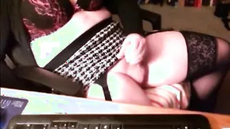 Asistente travesti se masturba su gran polla en sesión solitaria