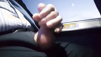 Oso amateur se masturba en el autobús y dispara una gran carga