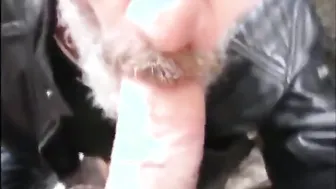 Oso amateur mamada en público termina con tributo de semen