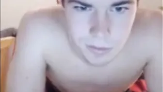 Joven estudiante delgado juega con su culo grueso en webcam