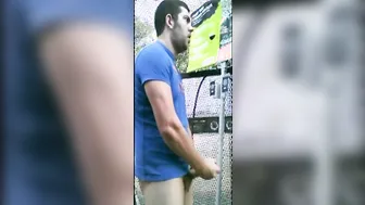 Oso se masturba en un centro de jardinería público