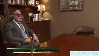 Abuelastro musculoso folla a pelo a su nieto ansioso después de bes...