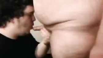Ursinho amador tem seu pau grosso chupado e lambido até ficar limpo