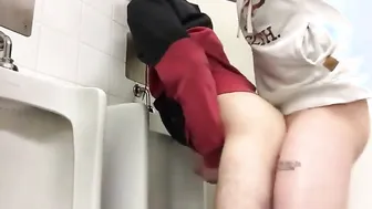 拉丁业余男在公共厕所无套肛交