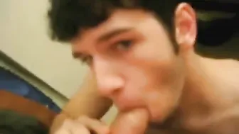 Amateur twink hace una mamada profunda y una paja
