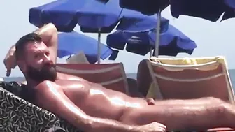 Papá musculoso grabado en la playa