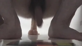 Joven amateur juega anal con juguete sexual y corrida